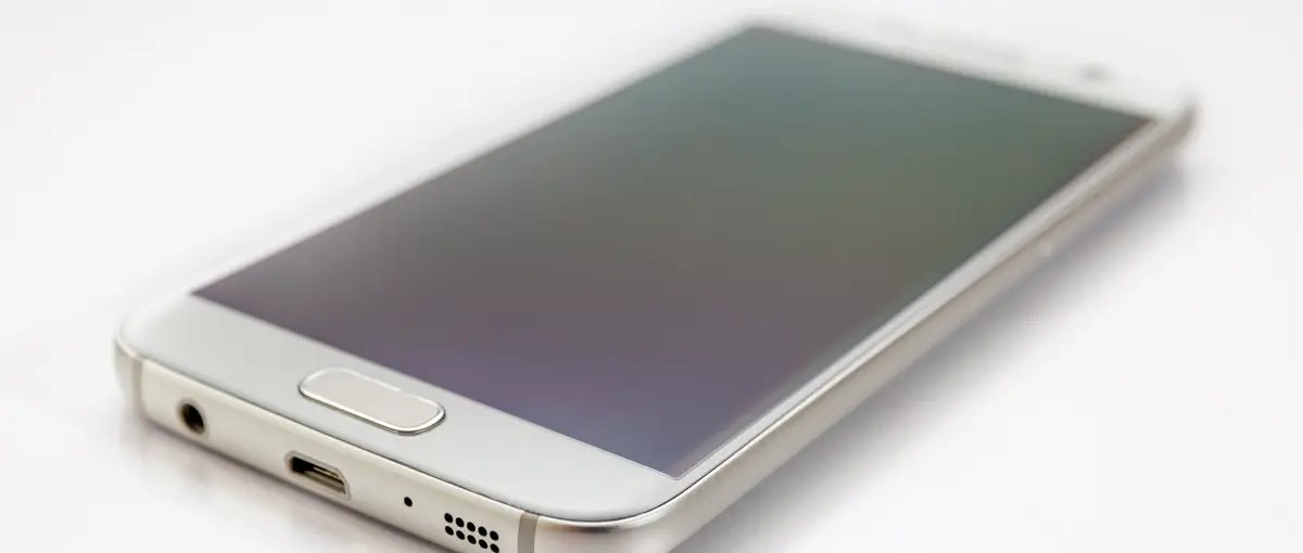 An image of a smartphone with an on-screen restore logo.